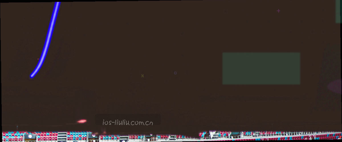 夜色中球场边线与灯光交界处的横向构图，画面中无人物