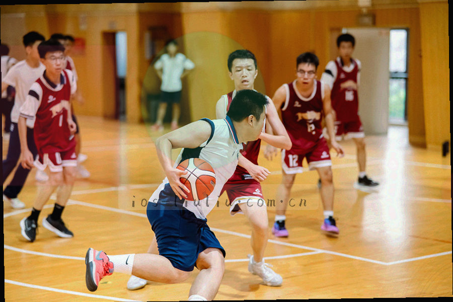 档案纸边缘的批注笔迹与折角特写，侧向冷光，批注内容为抽象标记